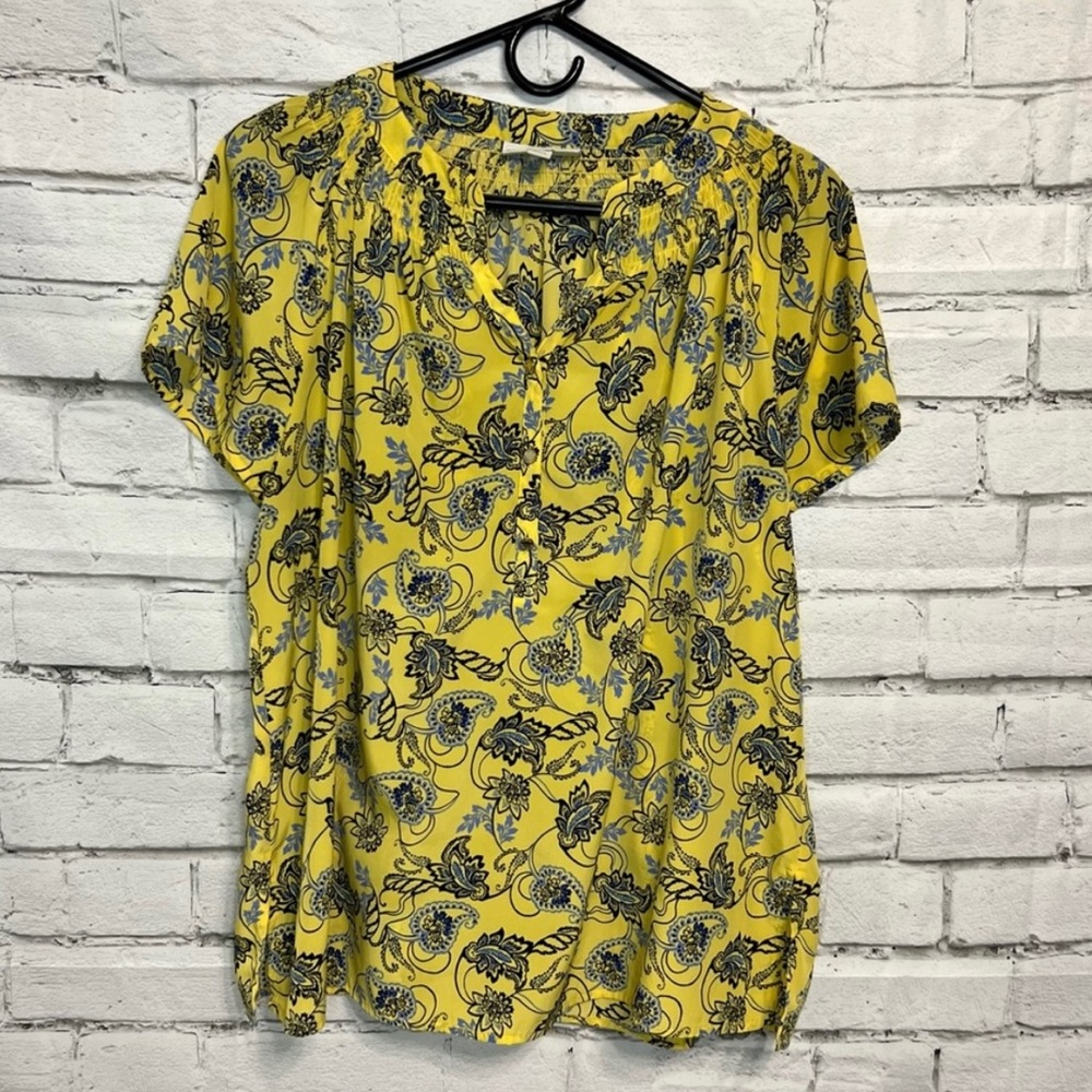 Dana Buchman short sleeve V-neck blouse